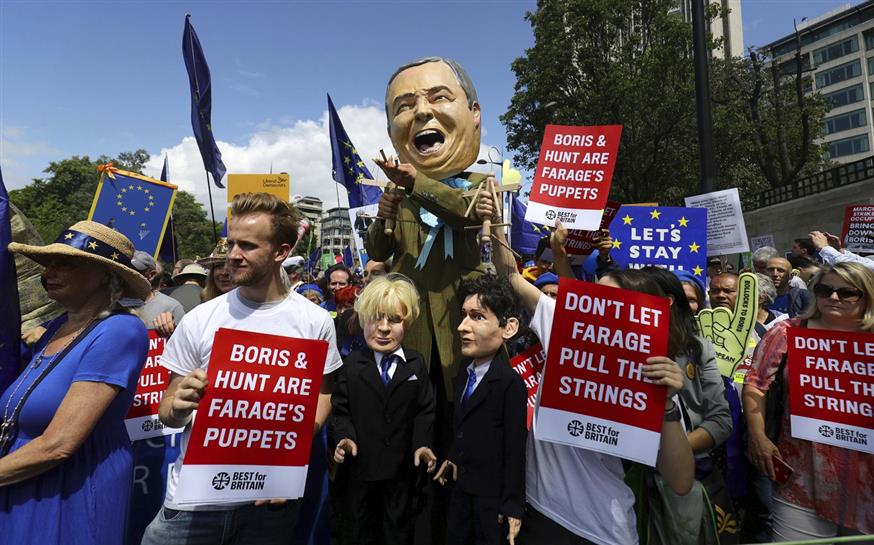 Φιλοευρωπαϊκή διαδήλωση στο Λονδίνο ενάντια στους θιασώτες του Brexit, Μπόρις Τζόνσον και Τζέρεμι Χαντ (Aaron Chown/PA via AP)