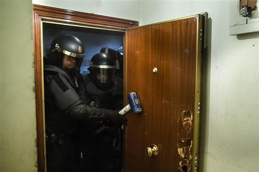 Η Αστυνομία σπάει την πόρτα διαμερίσματος προς κατάσχεση στην Ισπανία/Andres Kudacki - AP Images