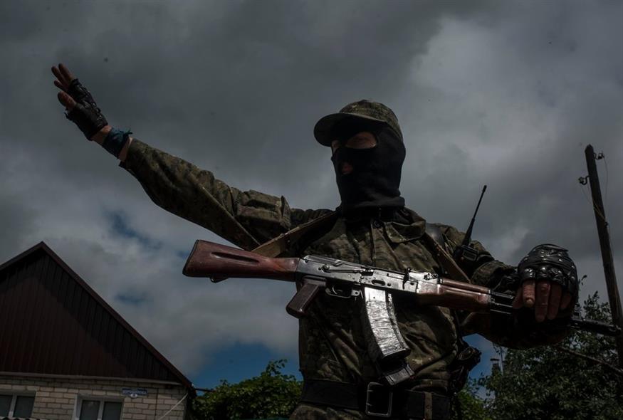 Ένας φιλορώσος μαχητής φυλάει σκοπιά σε σημείο ελέγχου στο Σλοβγιάνσκ της ανατολικής Ουκρανίας / AP Photo/Evgeniy Maloletka / Φωτογραφία αρχείου