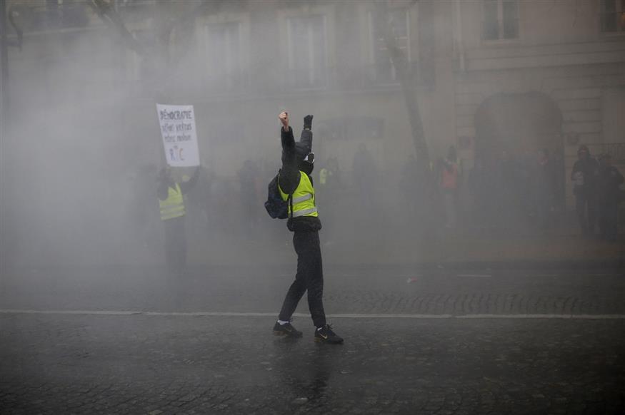 Άλλο ένα καρέ με αυτούς διαδηλωτές, ενώ το Παρίσι πνίγεται στα δακρυγόνα (AP Photo/Thibault Camus)