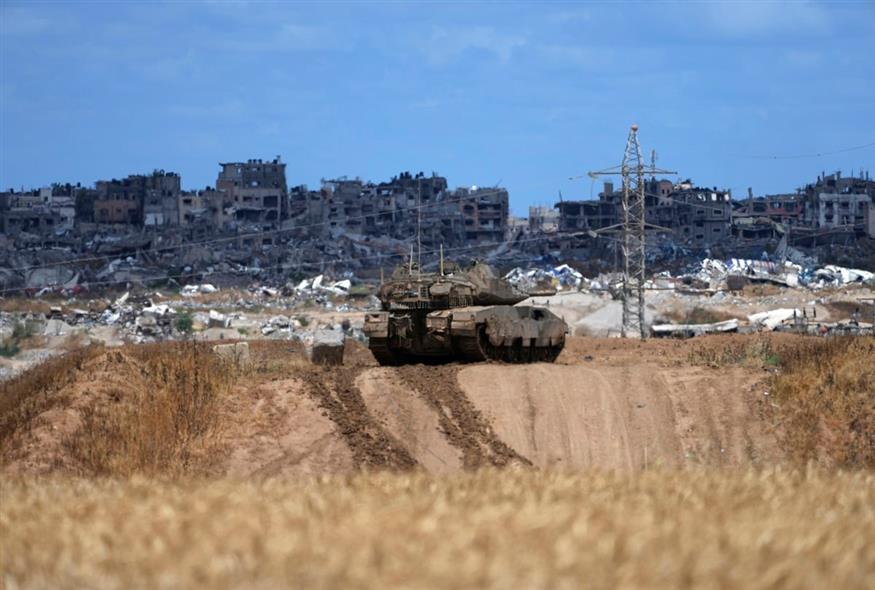 Ισραηλινά τανκς στη Γάζα (AP Photo/Tsafrir Abayov)