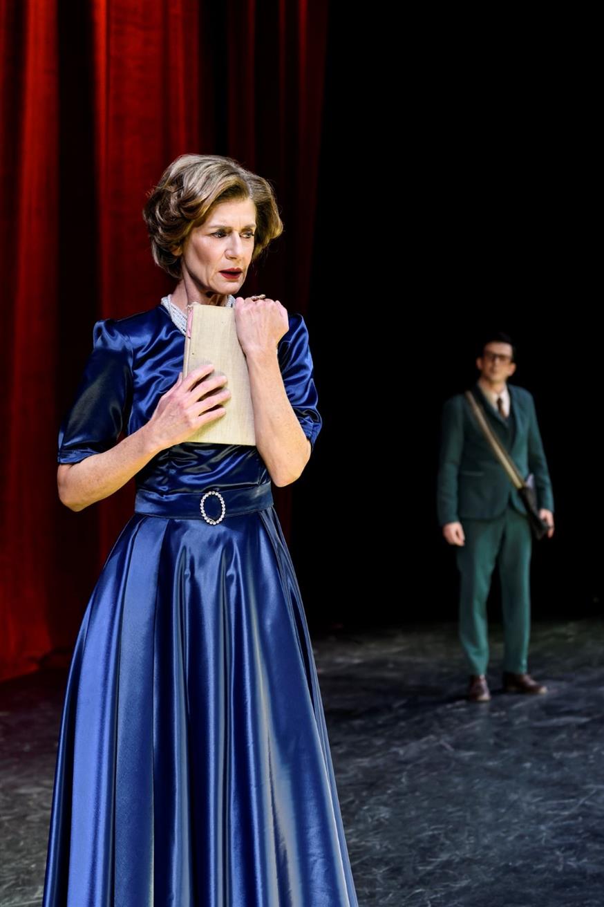 Άννα Μάσχα «Η προσαρμοστικότητα είναι ένα από τα πιο ισχυρά ανθρώπινα χαρακτηριστικά. Ο άνθρωπος μαθαίνει ν' αντέχει. Δεν μπορεί να ζει διαρκώς σε κατάσταση σοκ, αλλιώς θα παρέλυε. Κάπως πρέπει να συνεχίσει τη ζωή του» υπογραμμίζει η Άννα Μάσχα στο ethnos.gr