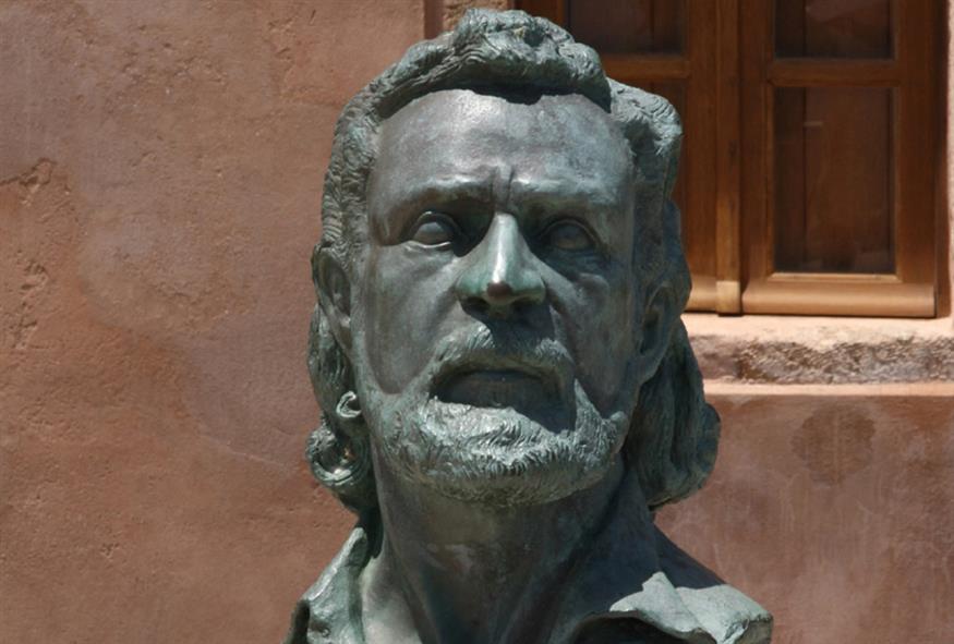 Το άγαλμα του Γιάννη Ρίτσου στη γενέτειρά του τη Μονεμβασιά