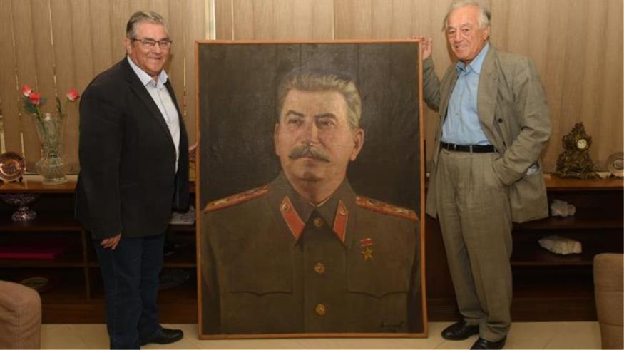 Ο Δημήτρης Κουτσούμπας μπροστά από το πορτραίτο του Στάλιν (902.gr)