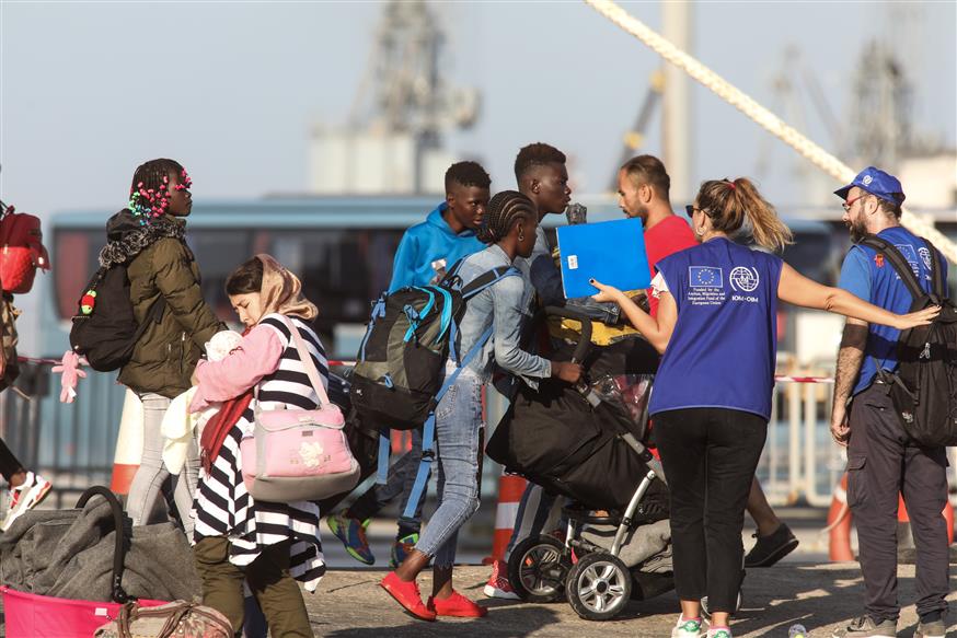 Επιβίβαση προσφύγων σε πλοίο/Eurokinissi