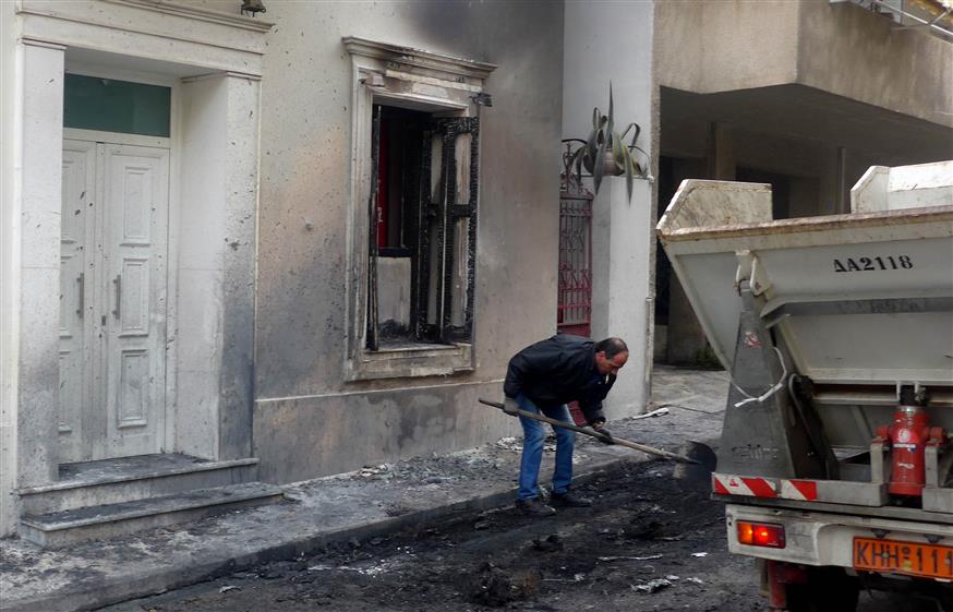 Φωτογραφία αρχείου από παλαιότερη επίθεση στο σπίτι του Αλ. Φλαμπουράρη (Eurokinissi)