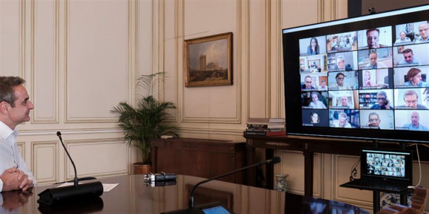 Στιγμιότυπο από την τηλεδιάσκεψη Μητσοτάκη - λοιμωξιολόγων (Γραφείο Τύπου πρωθυπουργού/Δημήτρης Παπαμήτσος)