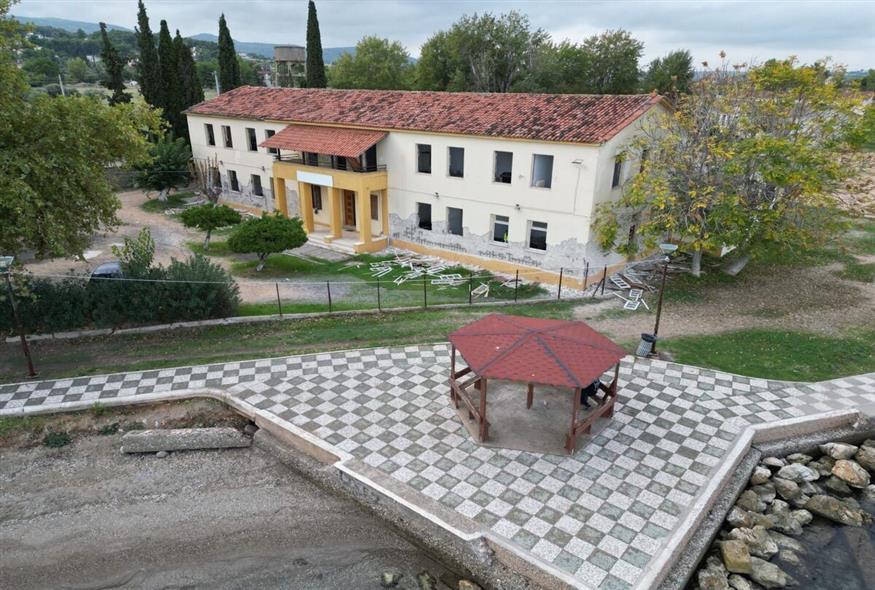 Το μοναδικό διώροφο κτίριο είναι το διοικητήριο