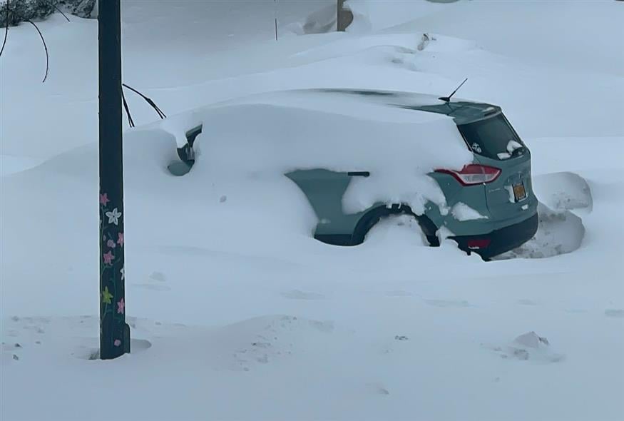 Αυτοκίνητο εγκλωβισμένο στα χιόνια στις ΗΠΑ (AP)