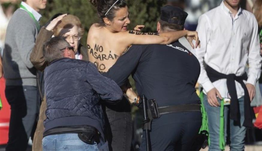 Παρέμβαση των FEMEN σε προεκλογική συγκέντρωση της ακροδεξιάς (copyright: Associated Press)