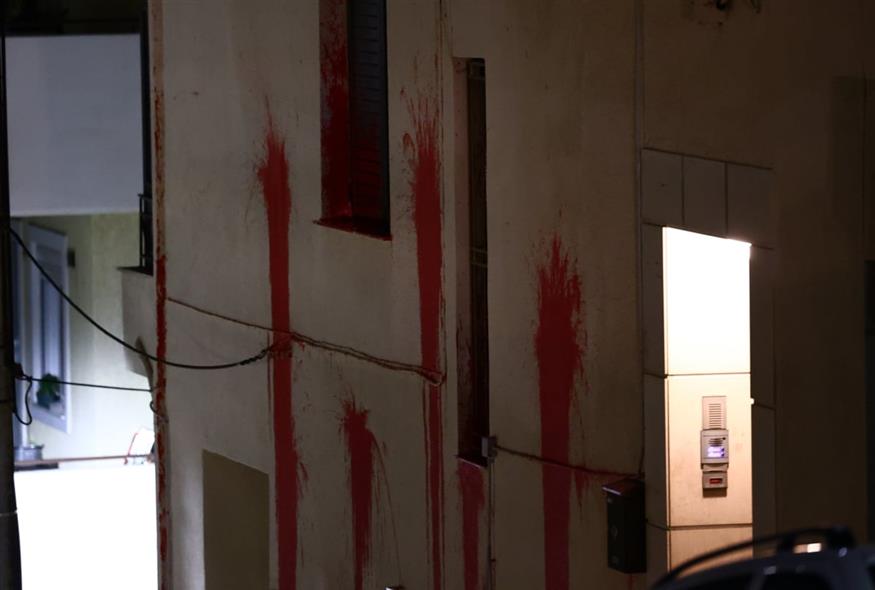 Τρικάκια, μπογιές και αναποδογυρισμένο όχημα έξω από το σπίτι του Ντογιάκου (INTIME) Τρικάκια, μπογιές και αναποδογυρισμένο όχημα έξω από το σπίτι του Ντογιάκου (INTIME)