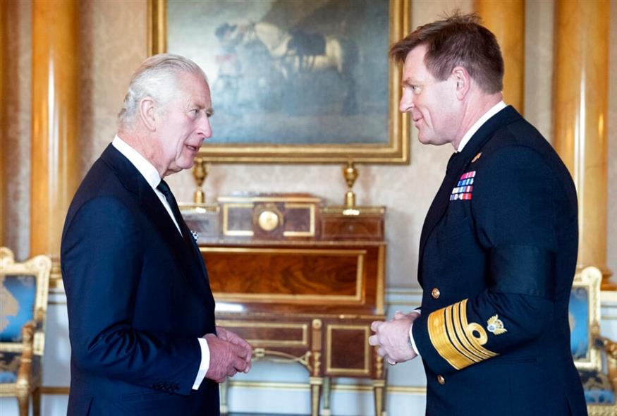 Ο βασιλιάς Κάρολος με τον Σερ Μπεν Κι στο Μπάκιγχαμ (Stefan Rousseau/Pool Photo via AP)