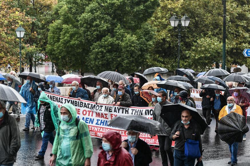 Πορεία συνταξιούχων στο κέντρο της Αθήνας (ΤΑΤΙΑΝΑ ΜΠΟΛΑΡΗ/EUROKINISSI)