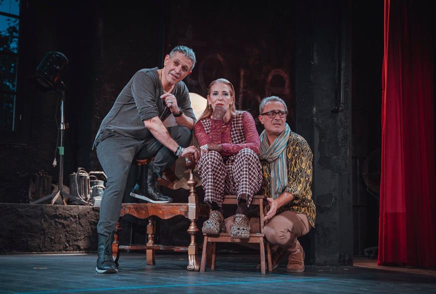 Στην παράσταση «#Cancel» πρωταγωνιστούν οι Αιμίλιος Χειλάκης, Αθηνά Μαξίμου και Θανάσης Κουρλαμπάς (Copyright: Gridfox)