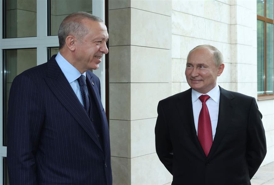 Ο Τούρκος πρόεδρος και ο Ρώσος ομόλογός του (Turkish Presidency Pool Photo via AP)