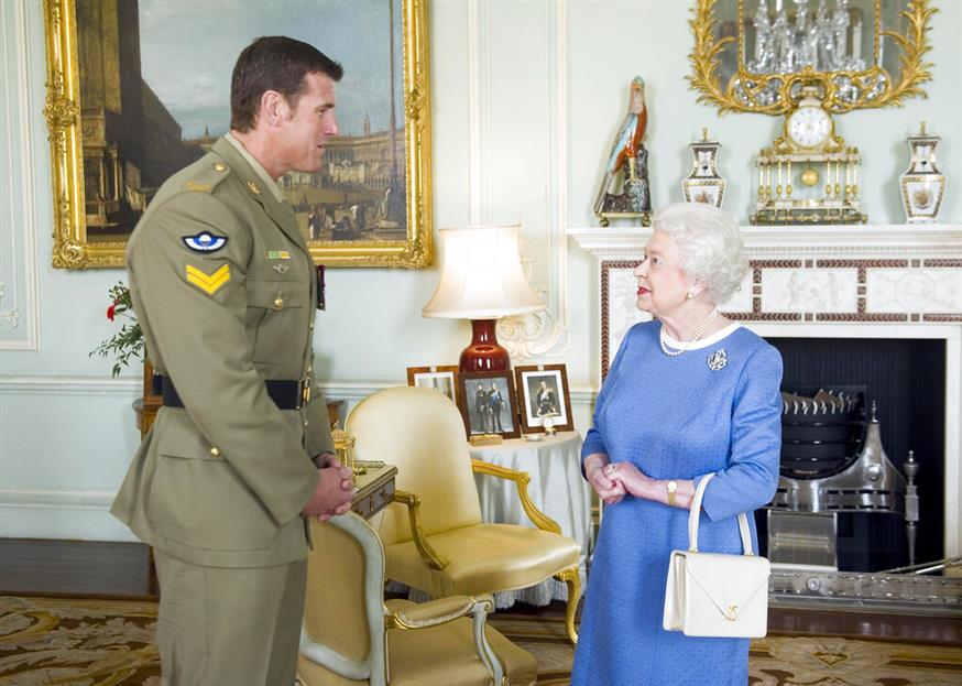 O Ben Roberts-Smith με τη βασίλισσα Ελισάβετ (AP photo)