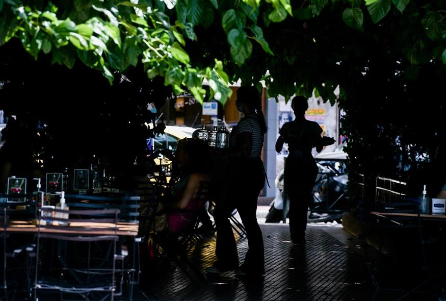 Εργαζόμενοι στην εστίαση εν μέσω καύσωνα (ΤΑΤΙΑΝΑ ΜΠΟΛΑΡΗ/EUROKINISSI)