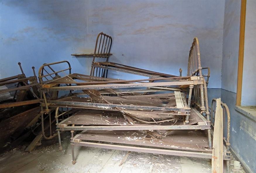 Τα κρεβάτια του πόνου στοιβαγμένα περιμένουν το χέρι που θα σεβαστεί την ιστορία τους