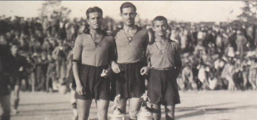 Τα αδέλφια Κώστας, Νικηφόρος και στην άκρη δεξιά ο Κλεάνθης Βικελίδης