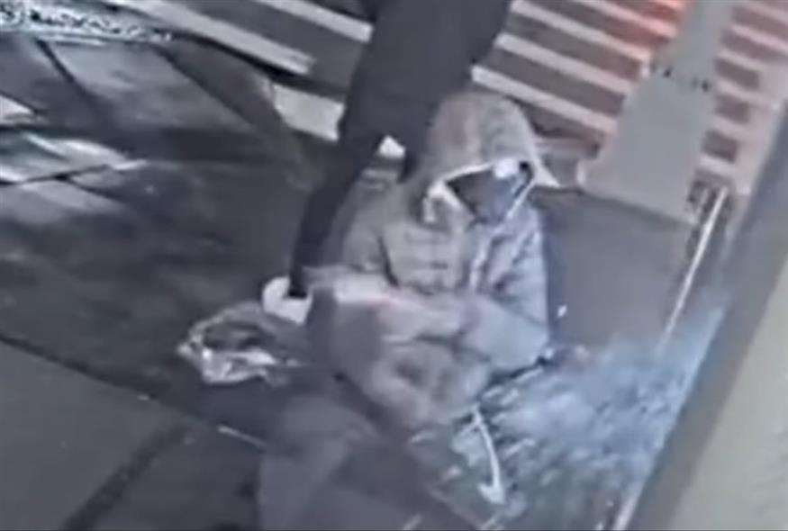 Η στιγμή που κλέφτες εισβάλουν σε κατάστημα της Νέας Υόρκης και φεύγουν με πανάκριβες τσάντες