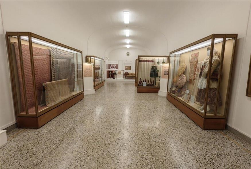 Προθήκες με εκθέματα από τις δημιουργίες των σχολών κεντητικής Ζυγομαλά  / Φωτό Κώστας Ασημακόπουλος