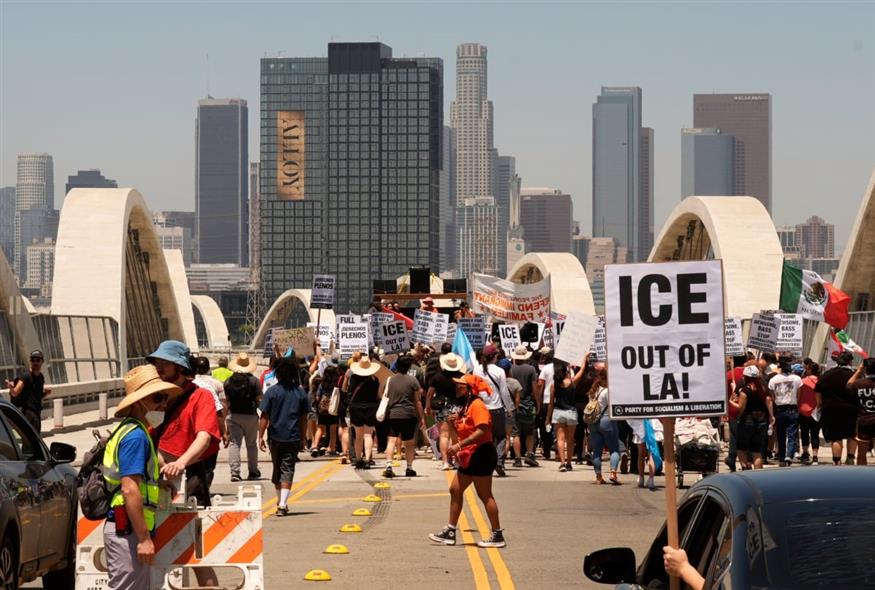 Φωτογραφία αρχείου από τις συγκεντρώσεις κατά της ICE τον Ιούλιο (Damian Dovarganes/AP)
