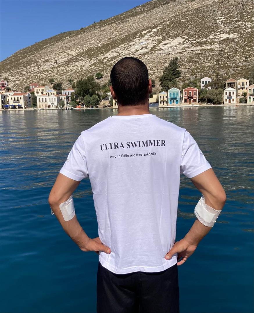 Ο Σπύρος Χρυσικόπουλος ατενίζει το μαγευτικό λιμάνι του Καστελόριζου