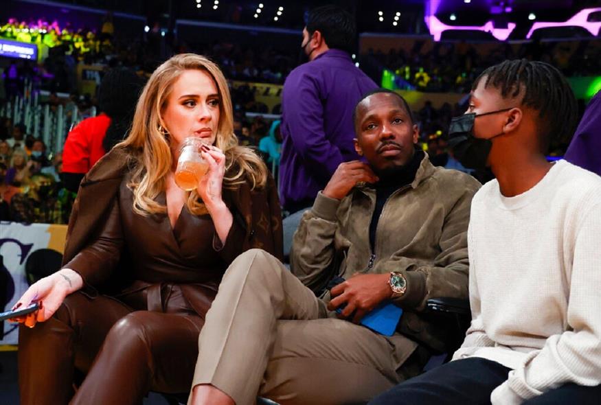 H Adele και o Rich Paul σε αγώνα των τελικών του NBA (AP photo)