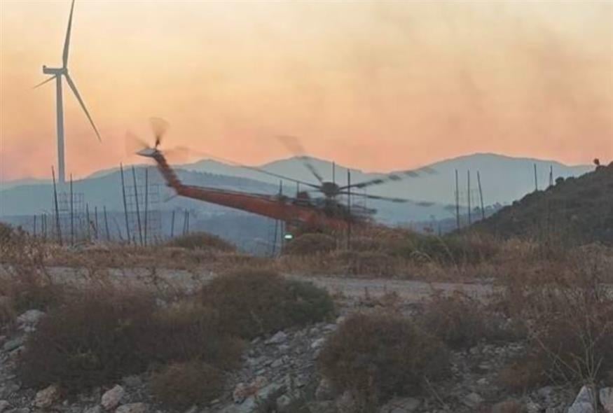 Φωτιά στην Εύβοια - Ρίψη νερού από ελικόπτερο/Κώστας Ασημακόπουλος, ethnos.gr