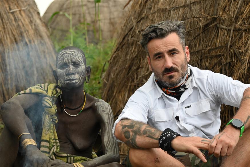 Ο Γιώργος Μαυρίδης ξετυλίγει διαφορετικές ιστορίες και προσωπικά μονοπάτια «χαραγμένα» στο δέρμα