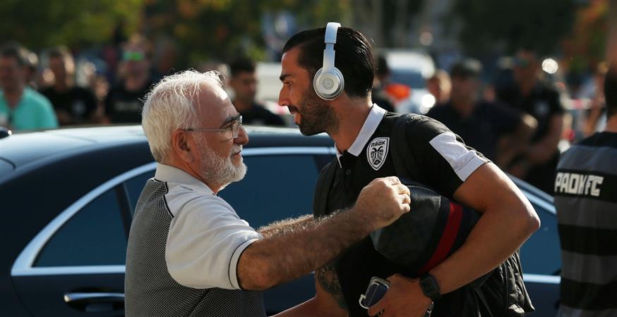 Ο Ιβάν Σαββίδης αγκαλιάζει τον Κρέσπο κατά την άφιξη της αποστολής του ΠΑΟΚ στην Τούμπα (Intime)