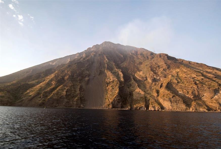 Το ηφαίστειο Στρόμπολι (AP Photo/Salvatore Cavalli)