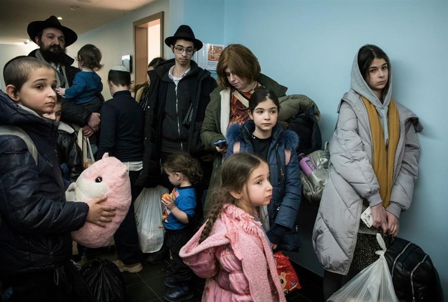 Παιδιά και οι συνοδοί τους από ένα ορφανοτροφείο στην Οδησσό της Ουκρανίας / AP Photo/Steffi Loos