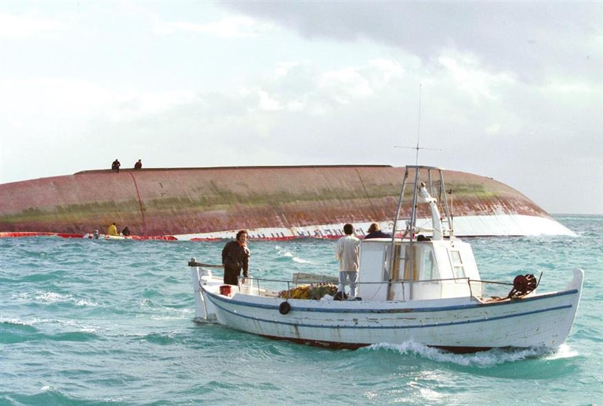 Ένα καΐκι πλάι στο «Δύστος». /copyright Ap Photos.