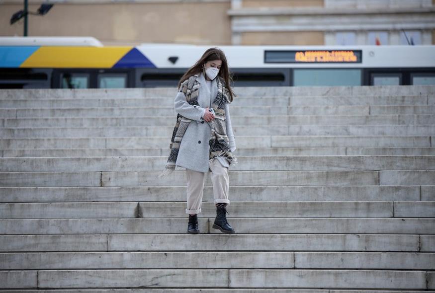 Κοπέλα με μάσκα περπατά στο Σύνταγμα/EUROKINISSI/AΡΓΥΡΩ ΑΝΑΣΤΑΣΙΟΥ