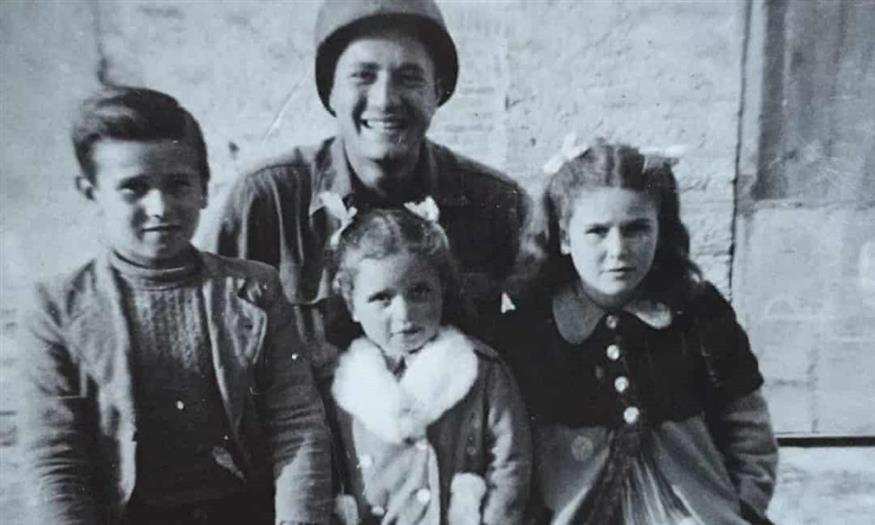 Ο αμερικανός στρατιώτης Μάρτιν Άντλερ με τους Μπρούνο, Μαφάλντα και Τζουλιάνα το 1944. Φωτογραφία: Matteo Incerti.