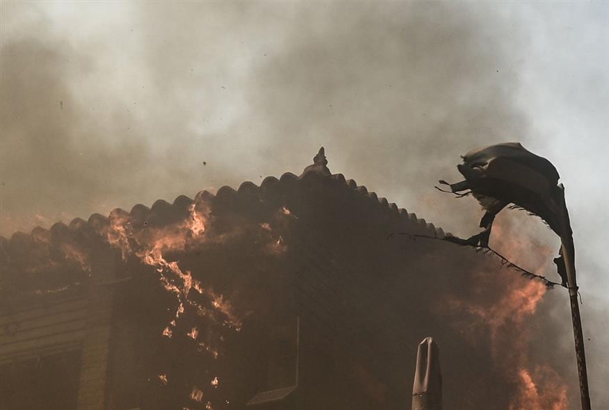 Φωτιά Κουβαράς - Καίγονται τα πρώτα σπίτια (gallery)