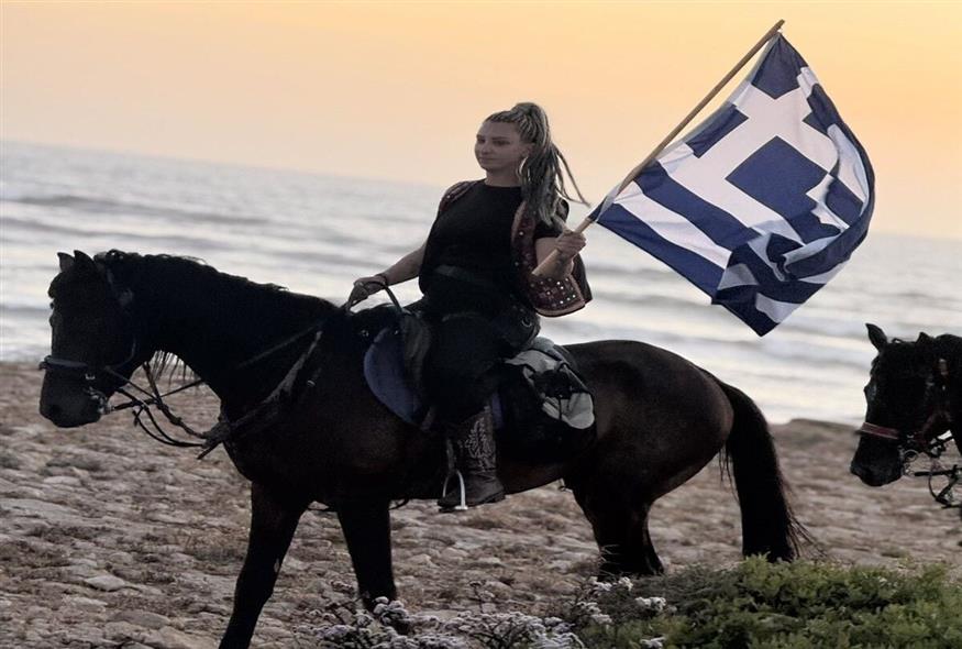 Η Αγάπη Ζαφείρη με τη σημαία της Ελλάδας
