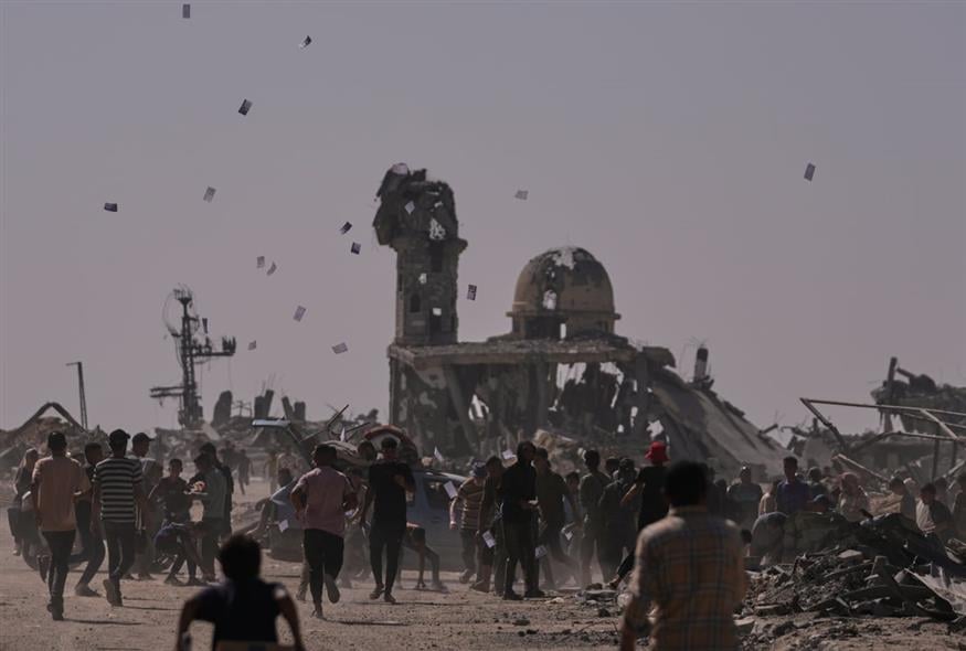 Παλαιστίνιοι μαζεύουν ισραηλινά «τρικάκια», που τους προειδοποιούν να μην πλησιάζουν την Κίτρινη Γραμμή (Jehad Alshrafi/AP)