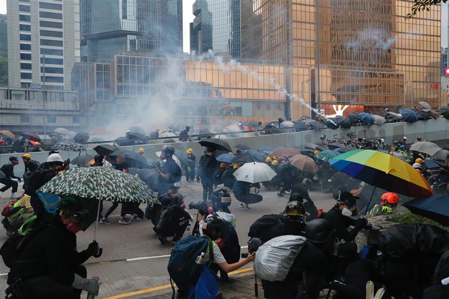 Συγκρούσεις διαδηλωτών - αστυνομίας στο Χονγκ Κονγκ (copyright: Associated Press)