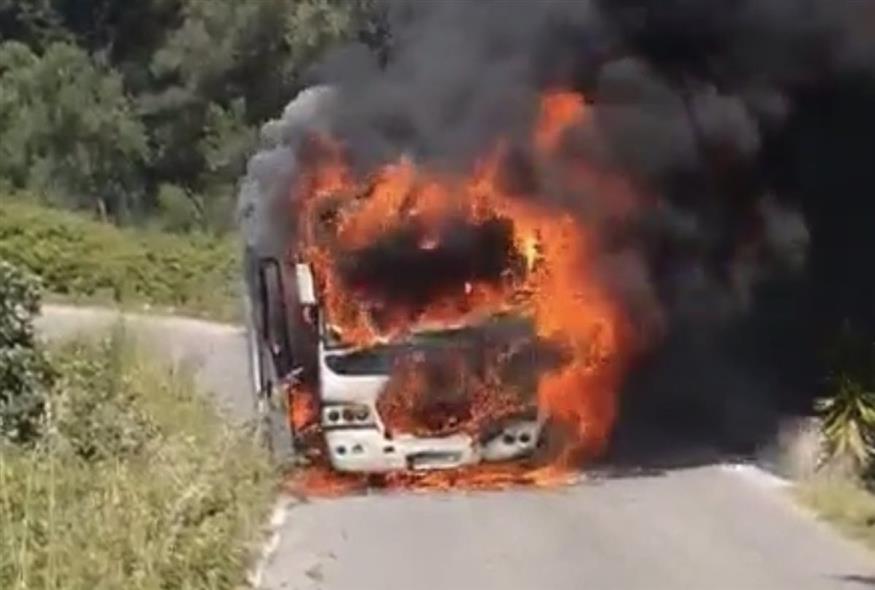 Φωτιά σε τουριστικό λεωφορείο στην Κέρκυρα