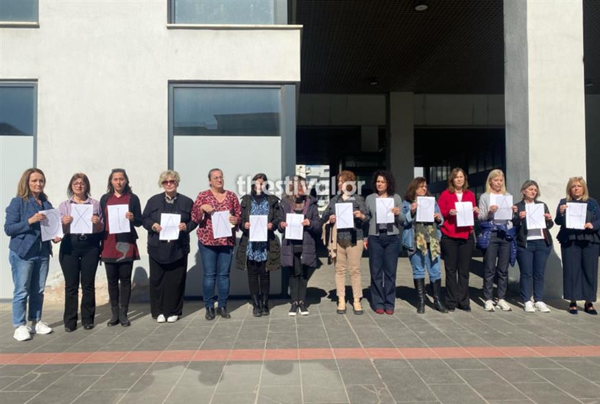 Παρέμβαση εργαζομένων της ΠΚΜ για τη δολοφονία της Κυριακής έξω από τη σύσκεψη υπό τον Χρυσοχοΐδη
