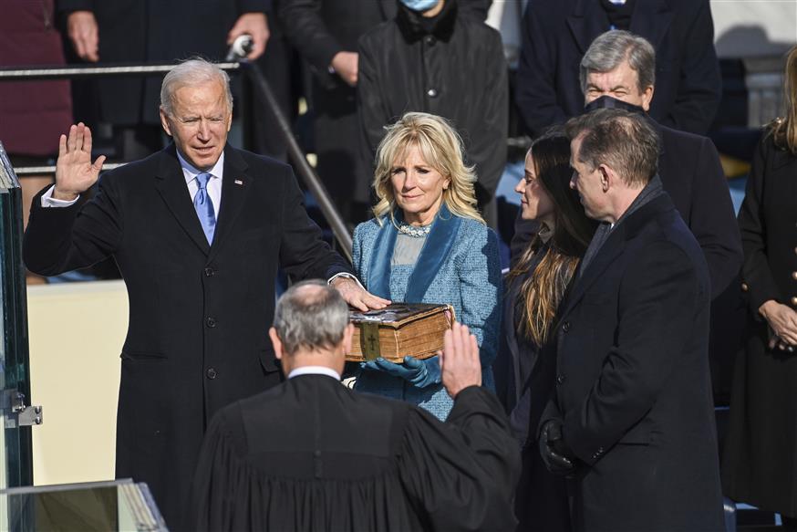 (Copyright: AP Images, o Tζο Μπάιντεν δίνει όρκο ως νέος πρόεδρος των ΗΠΑ)