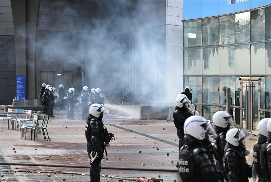 Πεδίο μάχης οι Βρυξέλλες και άγρια καταστολή για τους αγρότες (INTIME) Πεδίο μάχης οι Βρυξέλλες και άγρια καταστολή για τους αγρότες (INTIME)