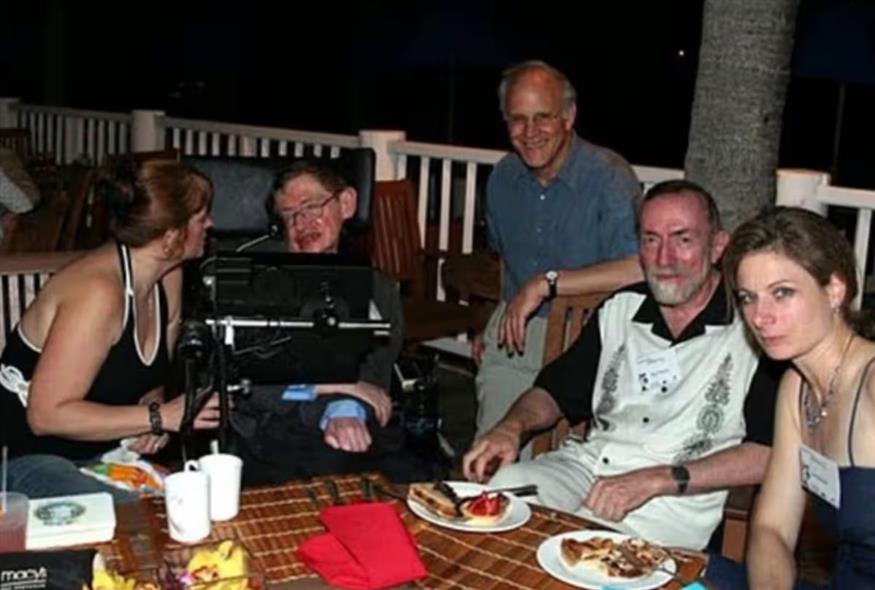 Σκάνδαλο Έπσταϊν: Νέες φωτογραφίες με τον Στίβεν Χόκινγκ