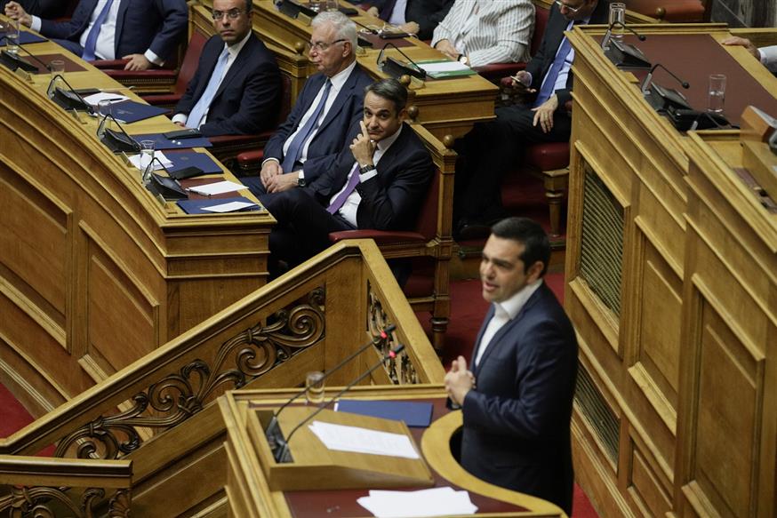 Ο Αλέξης Τσίπρας μιλά στη Βουλή, υπό το βλέμμα του πρωθυπουργού (EUROKINISSI/ ΓΙΑΝΝΗΣ ΠΑΝΑΓΟΠΟΥΛΟΣ)