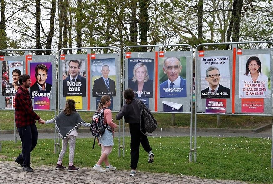 Αφίσες των υποψήφιων για τη γαλλική προεδρία (Associated Press)
