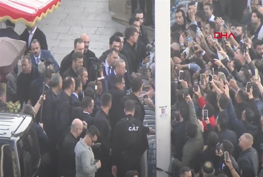 Πλήθος υποδέχτηκε τον Τούρκο πρόεδρο στην πλατεία Ταξίμ  (YouTube)