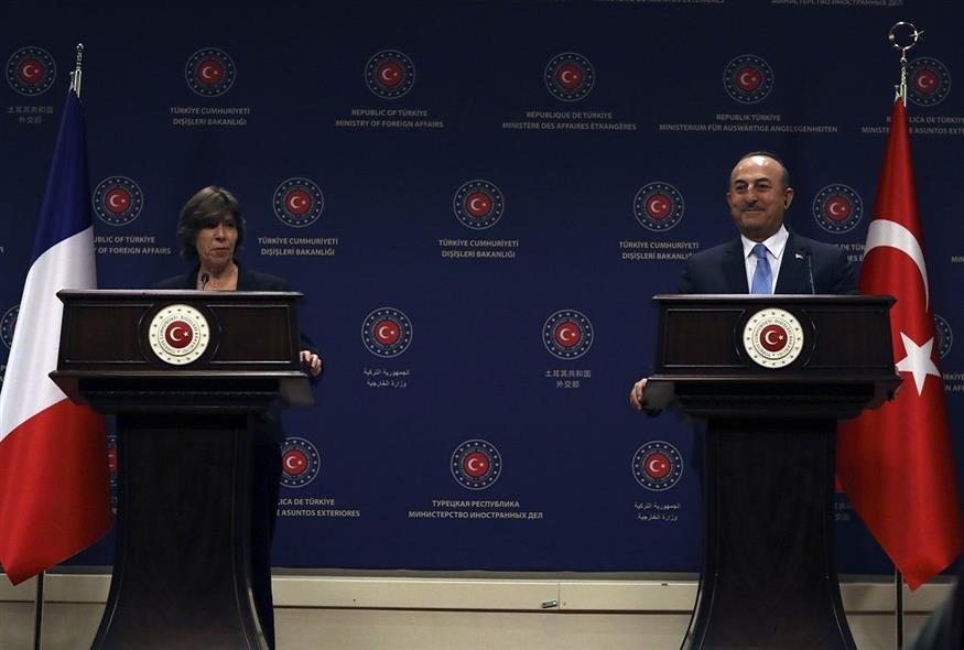 Ο τούρκος υπουργός εξωτερικών, Μεβλούτ Τσαβούσογλου, με την υπουργό Ευρώπης και Εξωτερικών υποθέσεων της Γαλλίας, Κατρίν Κολονά (φωτογραφία αρχείου / Associated Press)