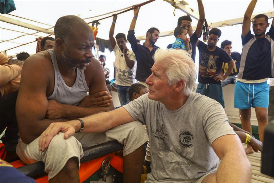 Ο Ρίτσαρντ Γκιρ σε πλοίο με μετανάστες/AP Images